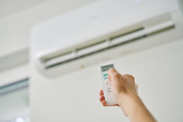 Plakkerige lakens, een sticky bureau: als de hitte ook binnen toeslaat, is het comfort ver te zoeken. Onze airco installateur helpt je het hoofd koel te houden - of warm, in de winter.